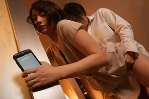 Vợ yêu đi họp lớp rồi làm tình với nyc mặc cho gã chồng ở nhà chờ