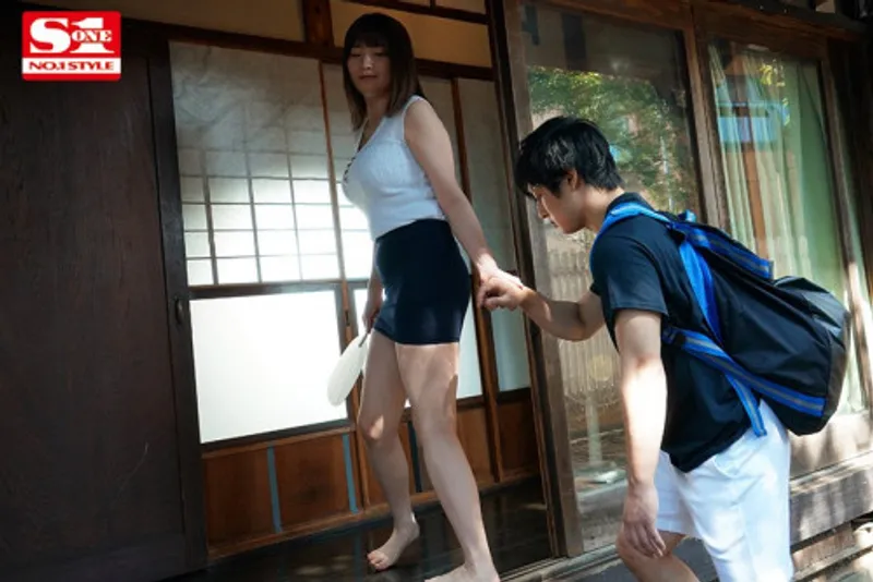 Anh chàng dam dang dương vật khi nhìn trộm em họ "đi ngoài" với chồng