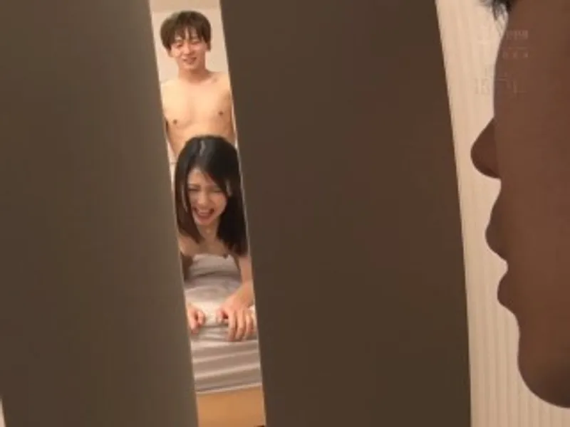 Thanh niên đang vụng trộm với chị nhà cạnh bên thì anh chồng về...