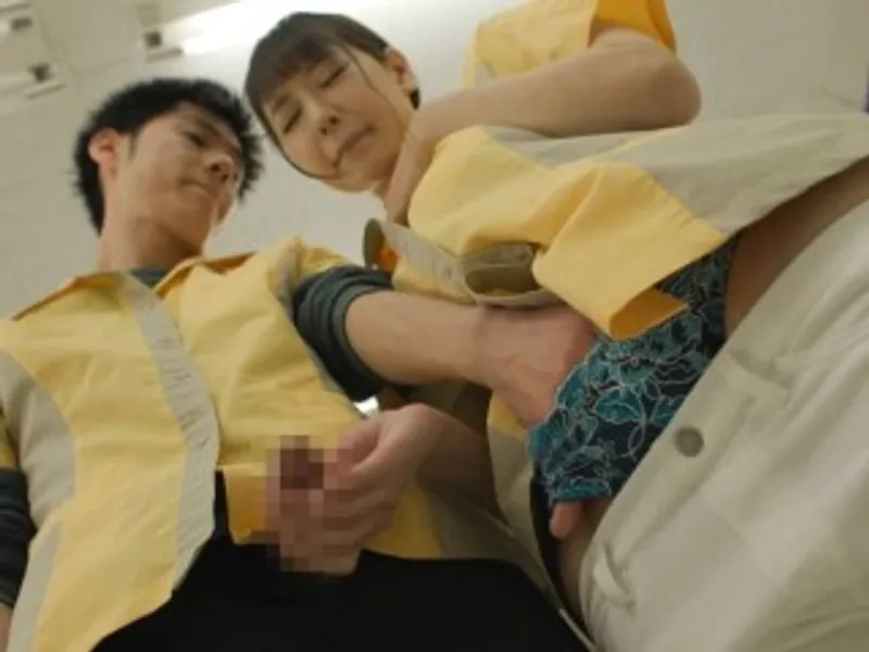 điên cuồng địt cô đồng nghiệp nứng trong siêu thị mini