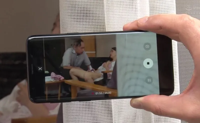 Bạn gái của con trai gian díu với bố chồng yêu bị gã tiền bối khu phố phát hiện