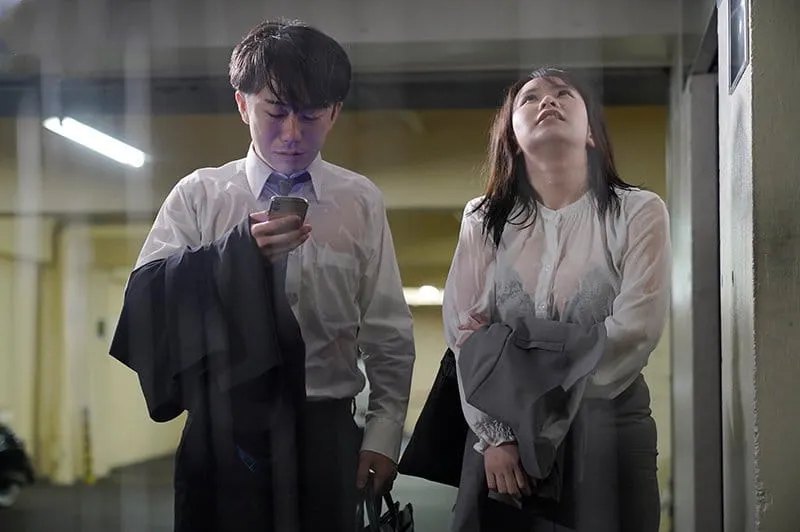 Kẹt lại nhà nghỉ với sếp nữ sau một cơn mưa ướt đẫm