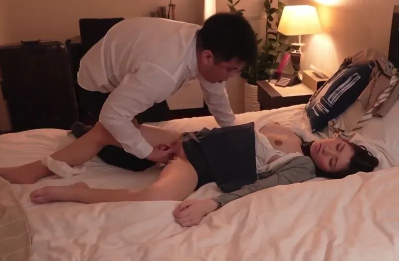 Biết em thư ký sắp kết hôn, tiền bối chuốc thuốc mê phang cô nàng cả đêm trong chuyến công tác