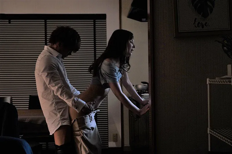 Tiền bối đi công tác, cậu nhân viên đến nhà phang người vợ ông ấy