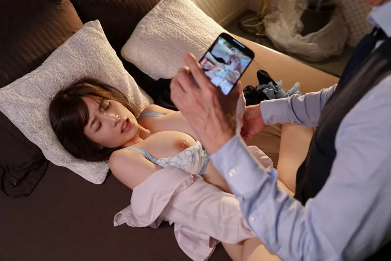 Sếp chuốc thuốc em thư ký bắt làm tình cả đêm khi đi bàn việc làm ăn xa